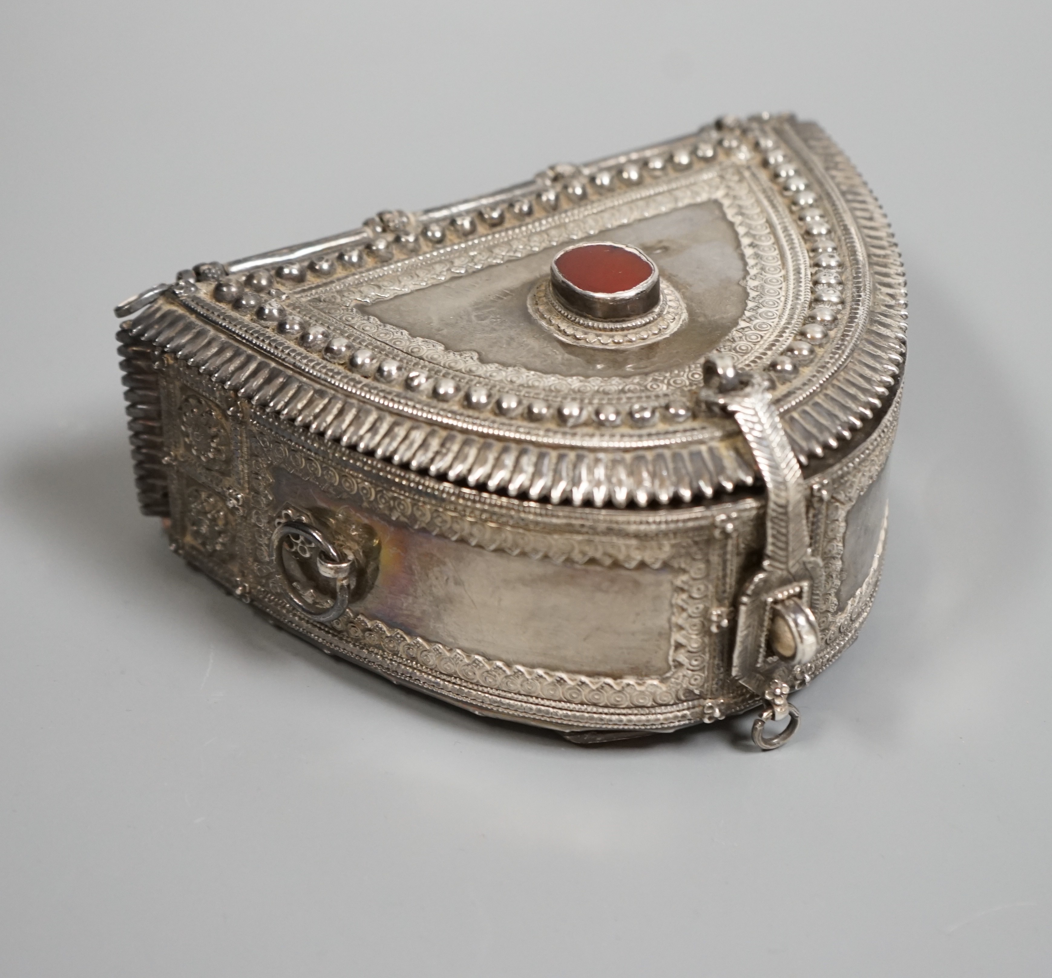 A Yemeni white metal and leather belt purse, early 20th century, 12.5cm wide